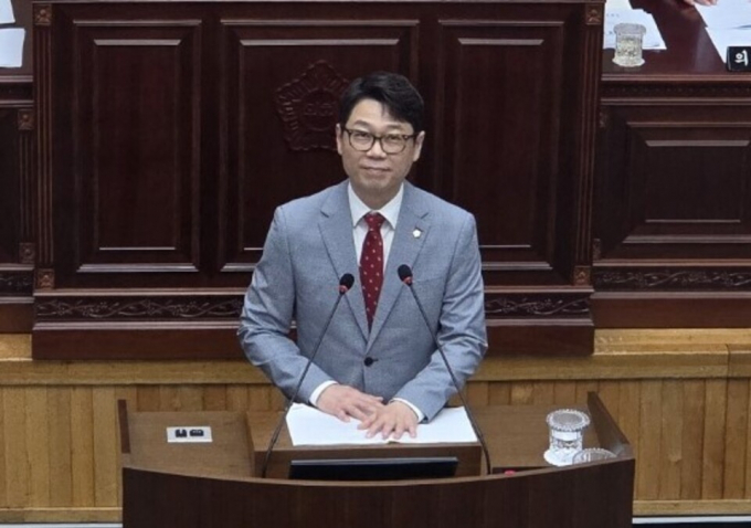 김용현 구리시의원이 18일 열린 구리시의회 제350회 정례회 제2차 본회의에서 엘마트 체납에 대한 시정 질의를 하고 있다. /사진제공=구리시의회 