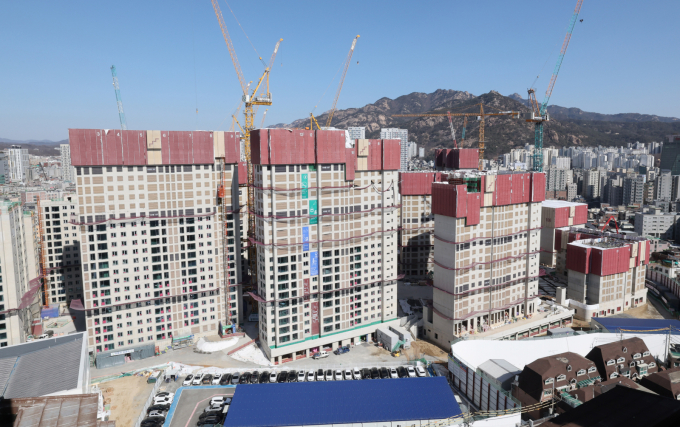 19일 국무회의에서 건설투자 분야에 총 2조7000억원의 신규 세출이 결정됐다. 사진은 서울 시내 한 아파트단지 공사현장. /사진=뉴스1