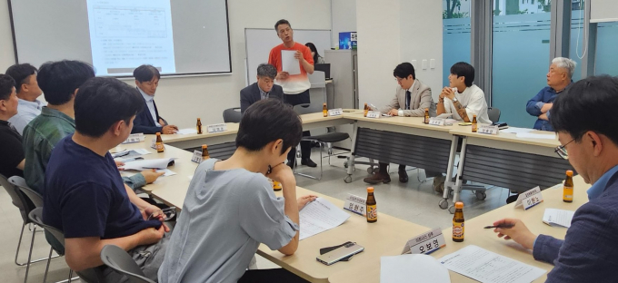 지난 18일 열린 과천시 공영 버스 주차장 조성을 위한 민관 협의체 회의 모습. /사진제공=과천시 