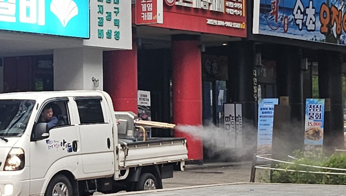 안양 동안구보건소 관계자가 차량을 이용해 방제 활동을 하는 모습. /사진제공=안양시