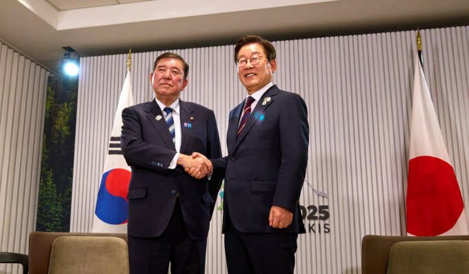 이시바 시게루 일본 총리가 일본 도쿄에서 열린 '한일 국교정상화 60주년' 기념 리셉션에 깜짝 등장했다. 사진은 이재명 대통령(오른쪽)이 지난 17일(현지시각) 캐나다 앨버타주 카나나스키스 주요 7개국(G7) 정상회의장에서 이시바 총리와 한·일 정상회담을 한 모습. /사진=뉴스1(대통령실 제공) 