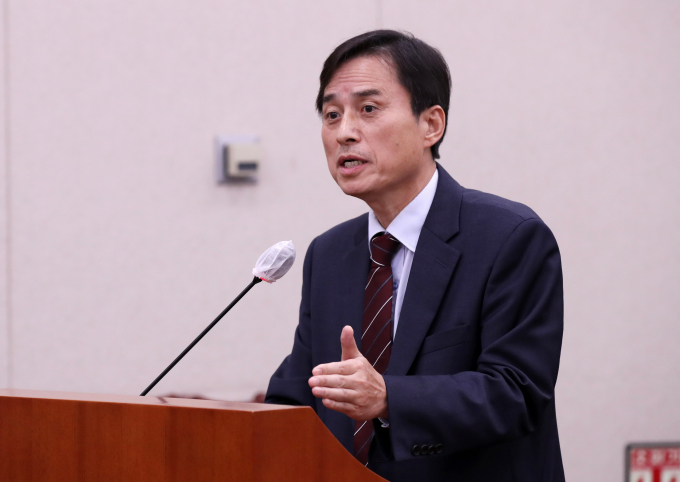 윤석열 전 대통령의 내란·외환 혐의를 수사하는 조은석 특별검사가 19일 법원에 김용현 전 국방부 장관에 대한 추가 공소제기한 사건 신속 병합과 보석결정 취소, 추가 구속영장 발부를 촉구하는 서면을 접수했다. 사진은 조 특검이 2023년 10월26일 서울 여의도 국회에서 열린 법제사법위원회 종합 국정감사에서 의원 질의에 답변하는 모습. /사진=머니투데이
