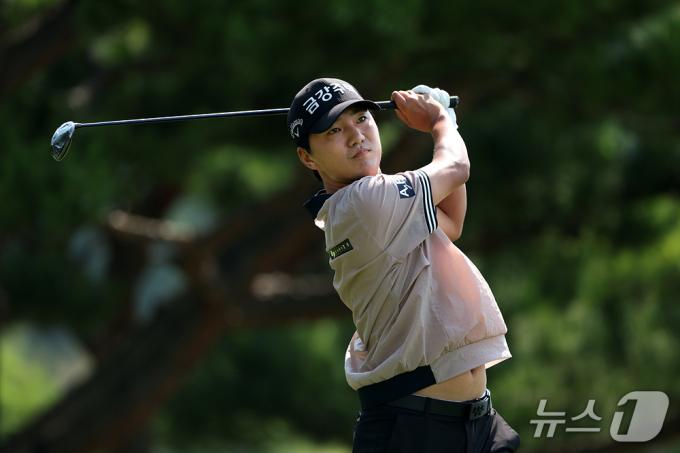 옥태훈이 19일 열린 KPGA선수권대회 1라운드 14번홀에서 티샷을 날리고 있다. (KPGA 제공)