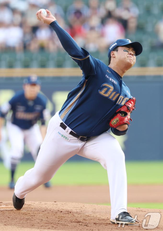 19일 오후 서울 송파구 잠실야구장에서 열린 프로야구 '2025 신한 SOL뱅크 KBO 리그' LG 트윈스와 NC 다이노스의 경기에서 NC 선발투수 신민혁이 역투하고 있다. 2025.6.19/뉴스1 ⓒ News1 김명섭 기자