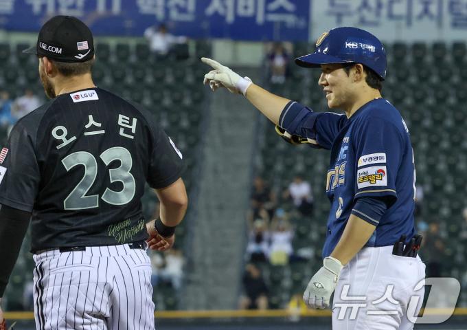 18일 오후 서울 송파구 잠실야구장에서 열린 프로야구 '2025 신한 SOL뱅크 KBO 리그' LG 트윈스와 NC 다이노스의 경기에서 4회초 2사 2루상황 NC 박민우가 1타점 안타를 친 후 환호하고 있다. 2025.6.18/뉴스1 ⓒ News1 박세연 기자