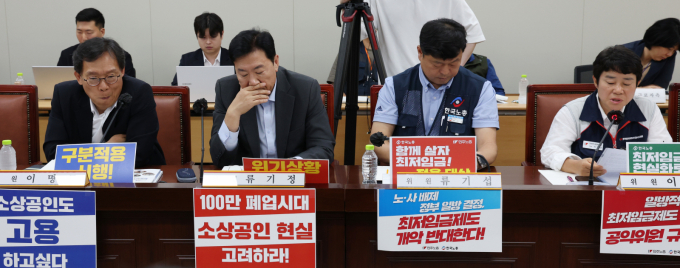 19일 세종시 정부세종청사에서 열린 최저임금위원회 제6차 전원회의에 참석한 류기정 사용자위원과 류기섭 근로자위원이 회의를 시작하며 의견을 듣고 있다./ 사진=뉴스1 김기남 기자 /사진=(세종=뉴스1) 김기남 기자