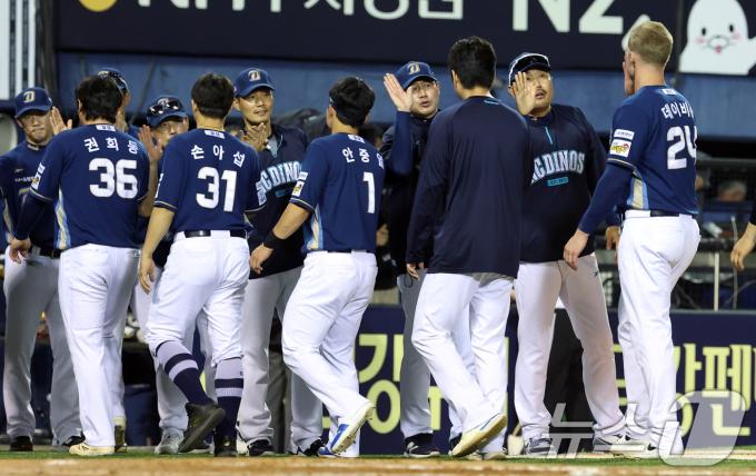 19일 오후 서울 송파구 잠실야구장에서 열린 프로야구 '2025 신한 SOL뱅크 KBO 리그' LG 트윈스와 NC 다이노스의 경기에서 승리한 NC 이호준 감독과 선수들이 하이파이브를 하고 있다. 2025.6.19/뉴스1 ⓒ News1 김명섭 기자