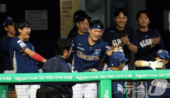 19일 오후 서울 송파구 잠실야구장에서 열린 프로야구 '2025 신한 SOL뱅크 KBO 리그' LG 트윈스와 NC 다이노스의 경기에서 5회초 NC 공격 2사 2사상황 김휘집이 홈런을 치고 동료들과 기쁨을 나누고 있다. 2025.6.19/뉴스1 ⓒ News1 김명섭 기자