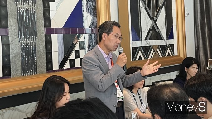 이동훈 SK바이오팜 사장이 미국 관세 영향이 없다고 선을 그었다. 사진은 19일(현지시각) 미국 보스턴에서 기자들과 만나 사업 계획을 설명하는 이 사장. /사진=김동욱 기자