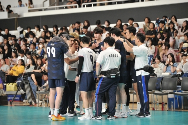 아시아배구연맹(AVC) 네이션스컵에서 베트남을 제압한 한국 남자배구대표팀. (대한배구협회 제공)