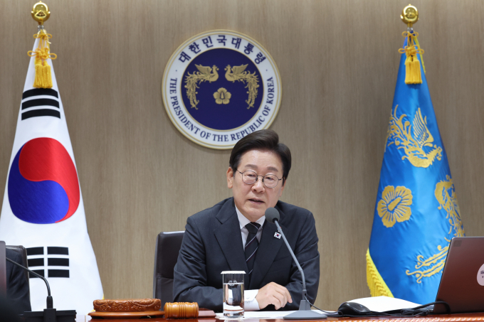 이재명 정부가 지난 19일 총 30조 5000억원 규모의 올해 2차 추가경정예산(추경)을 서울 용산구 대통령실청사 국무회의에서 통과 시켰다. 사진은 지난 19일 이재명 대통령이 서울 용산구 대통령실 청사에서 열린 국무회의에서 발언하고 있는 모습다. /사진=뉴시스(대통령실통신사진기자단)