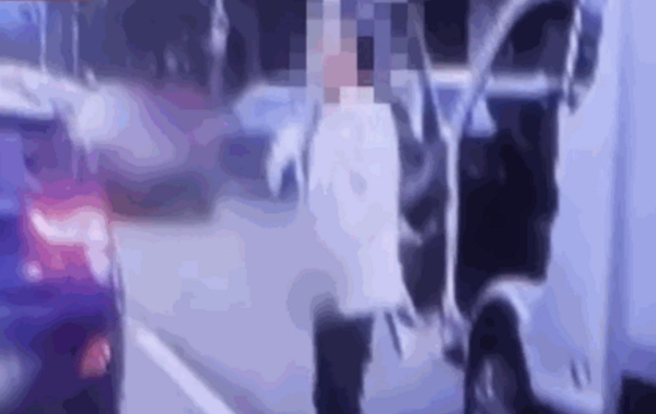 경기 성담 분당의 한 도로에서 한 남성이 주요 부위를 노출했다. 사진은 바지 지퍼를 내리고 중요 부위를 노출한 남성의 모습. /사진=JTBC '사건반장' 캡처