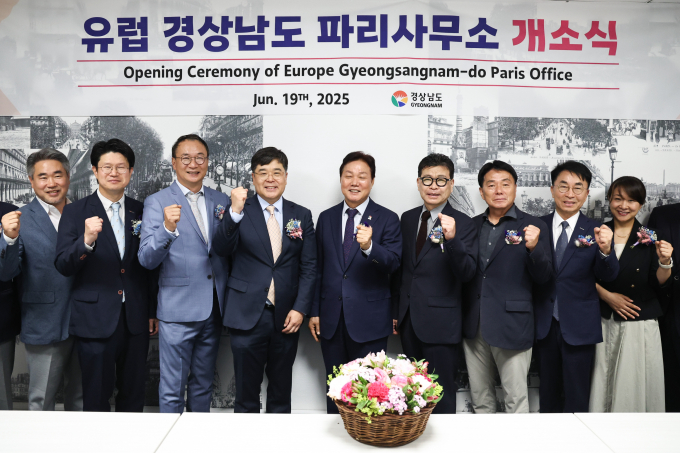 박완수 경남도지사(오른쪽 다섯번쨰) 등 관계자들이 19일 파리에서 경남도 프랑스 사무소 개소식을 가진 뒤 파이팅을 외치고 있다./사진=경남도