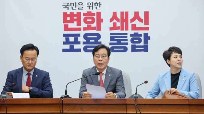 송언석 국민의힘 원내대표가 20일 이재명 정부가 발표한 30조5000억원 규모의 추경안에 대새 사이비 호텔 경제학의 대국민 실험장이라고 밝혔다. 송언석 국민의힘 원내대표가 20일 서울 여의도 국회에서 열린 원내대책회의에 참석해 모두 발언하고 있다. /사진=뉴스1