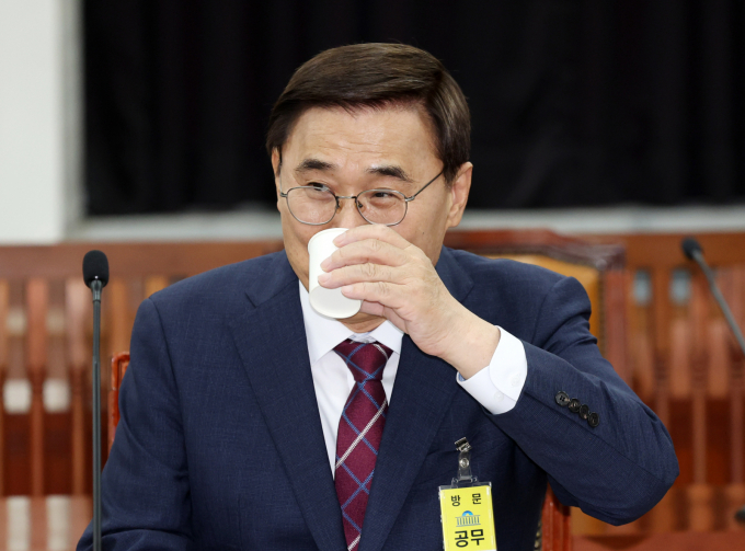 국회 정보위원회가 20일 예정돼있던 전체회의를 취소하고 다음 전체회의 일정을 여야 간사 간 협의를 통해 잡기로 했다. 사진은 지난 19일 이종석 국가정보원장 후보자가 서울 여의도 국회에서 열린 정보위 비공개 인사청문회에서 물을 마시고 있는 모습. /사진=뉴시스