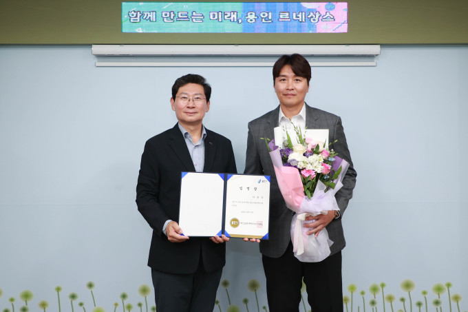 이상일 용인시장(왼쪽)이 지난 19일 이동국 초대 '용인FC' 테크니컬디렉터에게 임명장을 수여한 뒤 기념촬영을 했다. /사진제공=용인특례시