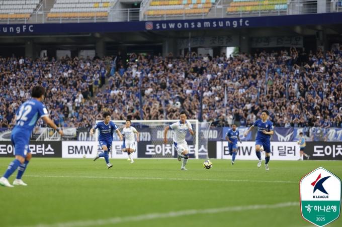 2부리그에서 평균 관중 1만명 시대를 열고 있는 인천유나이티드와 수원삼성(한국프로축구연맹 제공)