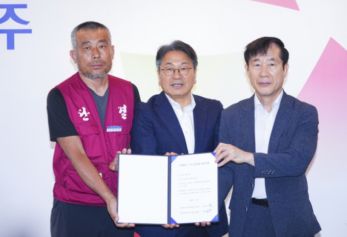 광주 시내버스 노사는 20일 오전 시청 접견실에서 강기정 광주광역시장 중재로 임금과 단체 협상에 합의했다.(왼쪽부터 박상복 광주지역버스노동조합위원장, 강기정 광주광역시장, 임동춘 광주버스운송사업조합 이사장)/사진=광주시 