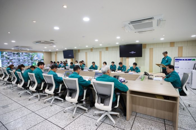 주광덕 남양주시장(오른쪽 가운데 테이블)이 20일 오전 9시 시청 재난안전상황실에서 호우주의보 발효에 따른 긴급 대응 상황 점검 회의를 주재하고 있다. /사진제공=남양주시