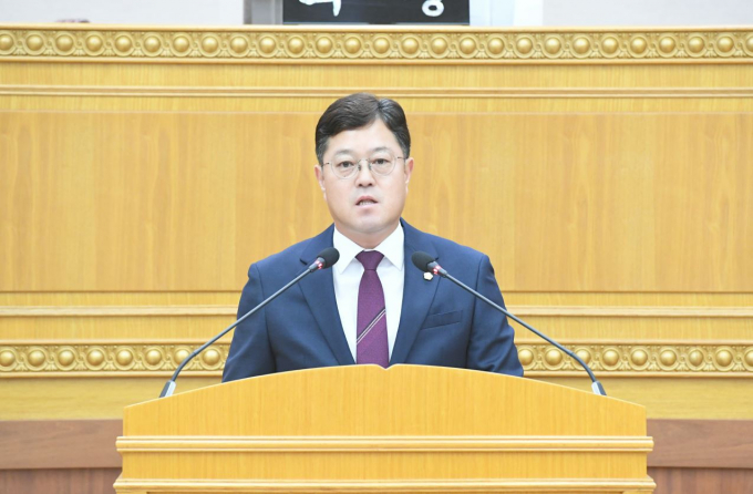 양주시의회 김현수 의원이 제378회 정례회 제2차 본회의에서 '외국인근로자 주거안정을 위한  농지법 시행규칙 개정 촉구 건의안'을 대표 발의하고 있다./사진제공=양주시의회