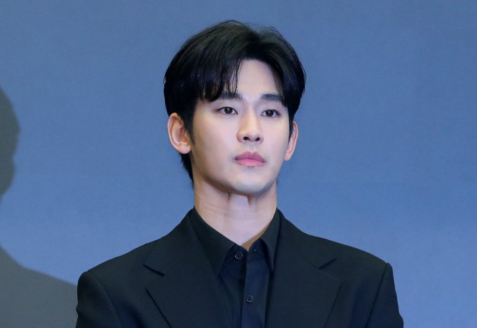 고 김새론과 미성년자였던 시절부터 교제했다는 의혹이 제기된 배우 김수현이 다수 광고주로부터 손해배상 청구 소송을 당한 것으로 전해졌다.사진은 지난 3월 서울 마포구 스탠포드호텔에서 기자회견에 참석한 배우 김수현. /사진=뉴시스