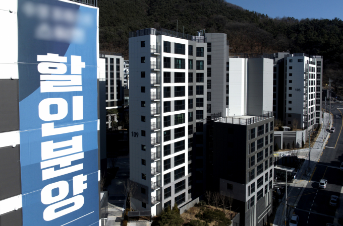 대구 수성구의 한 아파트에 할인분양 관련 현수막이 붙어있다. /사진=뉴시스