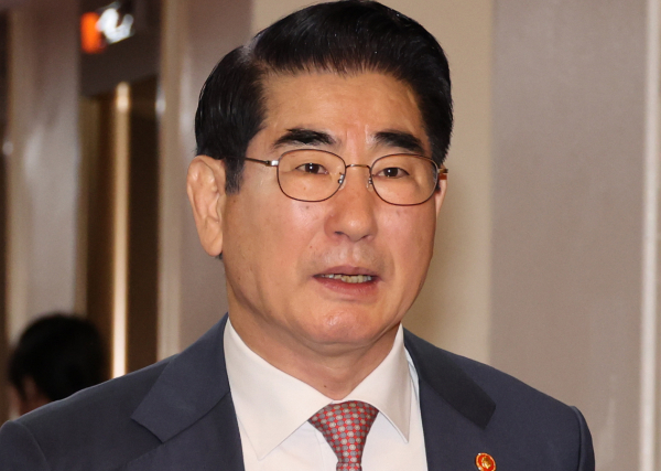 내란 특검이 김용현 전 장관에 대한 구속영장 발부 필요성을 거듭 강조하고 있다. 사진은 김용현 국방부 장관이 지난해 12월3일 오전 서울 종로구 정부서울청사에서 세종-서울 영상으로 열린 국무회의에 참석하고 있는 모습. /사진=뉴시스