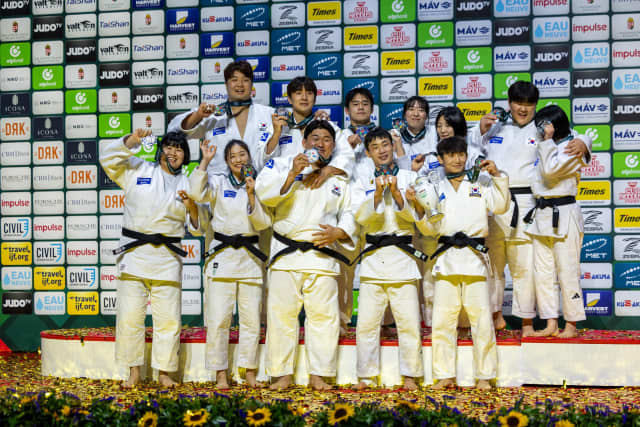 은메달을 목에 걸고 시상대에 선 한국 유도대표팀(IJF 제공)