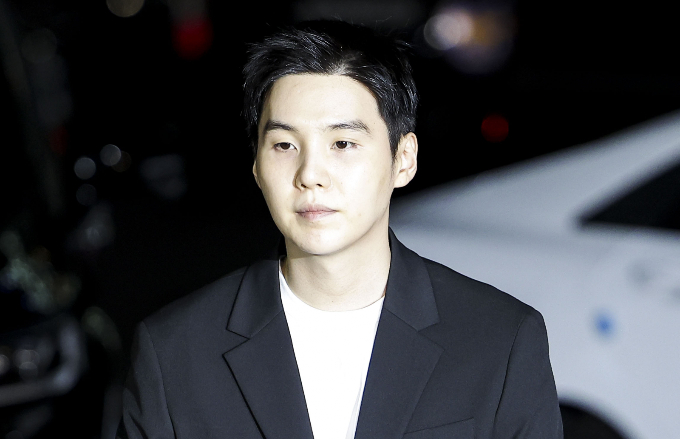 방탄소년단'(BTS) 슈가가 과거 음주운전에 대해 재차 사과했다. 사진은 전동 스쿠터 음주운전 혐의로 입건된 슈가가 지난해 8월23일 서울 용산구 용산경찰서로 출석하던 모습. /사진=뉴시스
