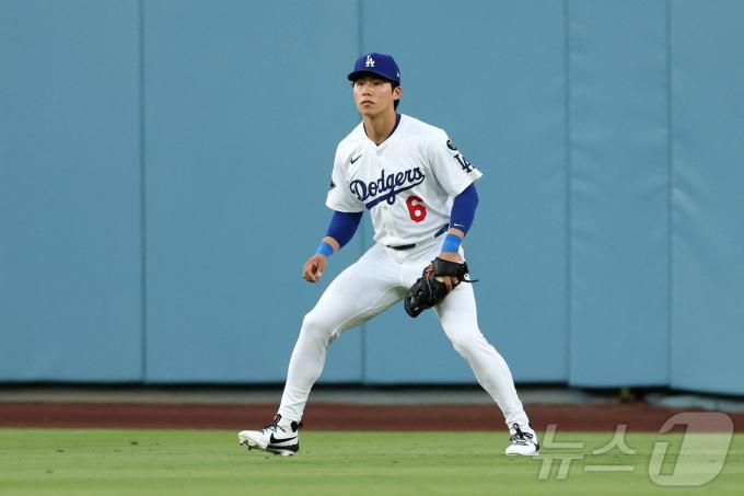 LA 다저스 김혜성은 21일(한국시간) 열린 2025 메이저리그 워싱턴 내셔널스와 홈 경기에서 9회초 대수비로 교체 출전했다. ⓒ AFP=뉴스1