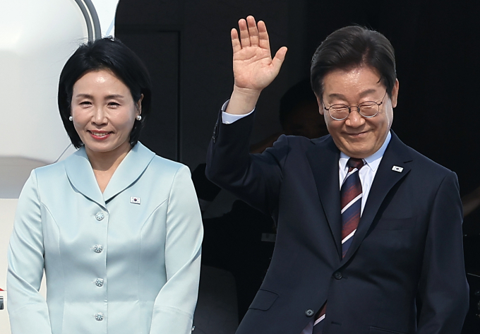 이재명 대통령이 소셜미디어(SNS)에 게재하는 외교 관련 메시지에 상대 국가의 언어를 병기하기로 했다. 사진은 이 대통령과 부인 김혜경 여사가 캐나다에서 열리는 주요 7개국(G7) 정상회의 참석을 위해 지난 16일 오후 경기도 성남 서울공항을 통해 출국하던 모습. /사진=뉴스1