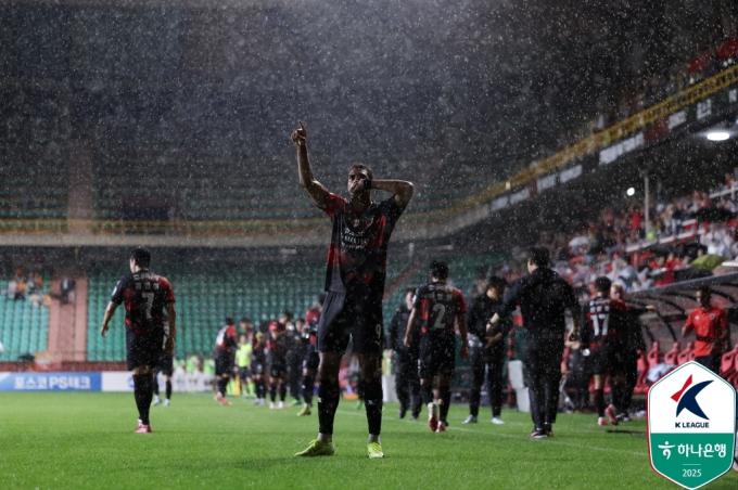 포항 스틸러스가 제주SK를 2-1로 따돌렸다.(한국프로축구연맹 제공)