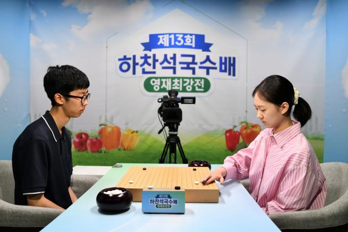 정준우 9단(왼쪽)이 김은지 9단과의 하찬석국수배 영재최강전 결승 3번기 2국에서 승리했다.(한국기원 제공