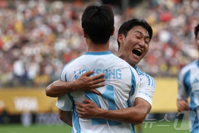 울산 HD 엄원상과 이진현. ⓒ AFP=뉴스1