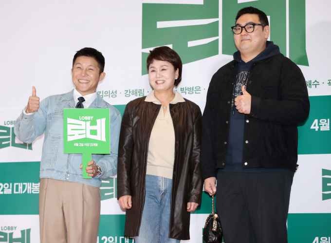 방송인 이경실이 부상 소식을 전했다. 사진은 방송인 이경실(가운데)와 아들 손보승(맨 오른쪽)이 지난 3월 영화 '로비' VIP 시사회에 참석한 모습. /사진=스타뉴스