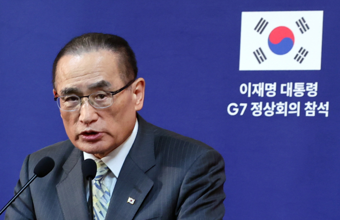 사진은 지난 17일(현지시각) 캘거리 한 호텔에 차려진 프레스센터 내 중앙기자실에서 이재명 대통령의 주요 7개국(G7) 정상회의 순방 관련 브리핑에 나선 위성락 국가안보실장. /사진=뉴시스