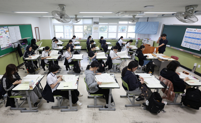 부산에서 같은 고등학교 여고생 3명이 함께 숨진 가운데 현장 유서에는 학업 스트레스 등의 내용이 담겨 있던 것으로 전해졌다. 사진은 지난 4일 오전 대구 수성구의 한 고등학교 학생들이 6월 모의고사를 준비하는 모습이며 기사와 무관함. /사진=뉴스1