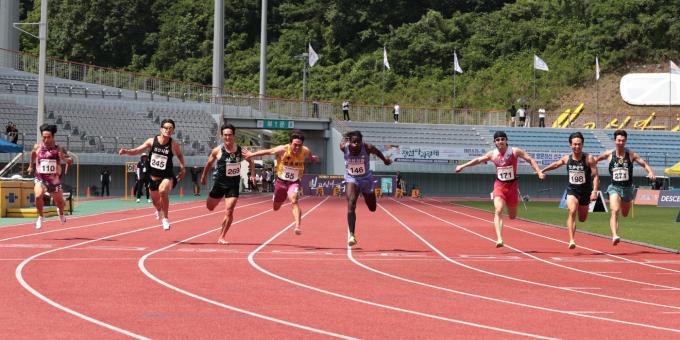비웨사(오른쪽 네 번째)가 22일 강원 정선종합운동장에서 열린 제79회 전국육상경기선수권대회 남자부 100ｍ 결선에서 가장 먼저 결승선을 통과하고 있다.( 대한육상연맹 제공)