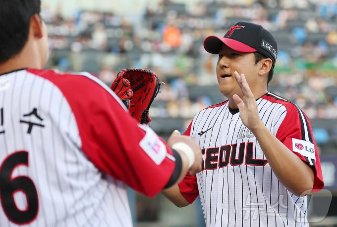 22일 오후 서울 송파구 잠실야구장에서 열린 프로야구 '2025 신한 SOL뱅크 KBO 리그' LG 트윈스와 두산 베어스의 경기, LG 선발 송승기가 6회초 이닝을 마친 뒤 더그아웃으로 향하고 있다. 이날 송승기는 6이닝 6피안타 4탈삼진 1실점 호투로 승리투수 요건을 갖추며 7회 장현식과 교체됐다. 2025.6.22/뉴스1 ⓒ News1 김진환 기자