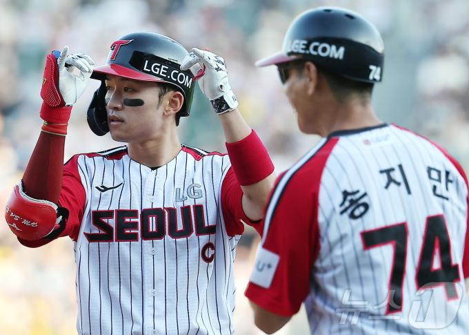 22일 오후 서울 송파구 잠실야구장에서 열린 프로야구 '2025 신한 SOL뱅크 KBO 리그' LG 트윈스와 두산 베어스의 경기, LG 박해민이 4회말 2사 1,2루 상황 적시타를 친 뒤 송지만 코치와 세리머니를 하고 있다. 2025.6.22/뉴스1 ⓒ News1 김진환 기자
