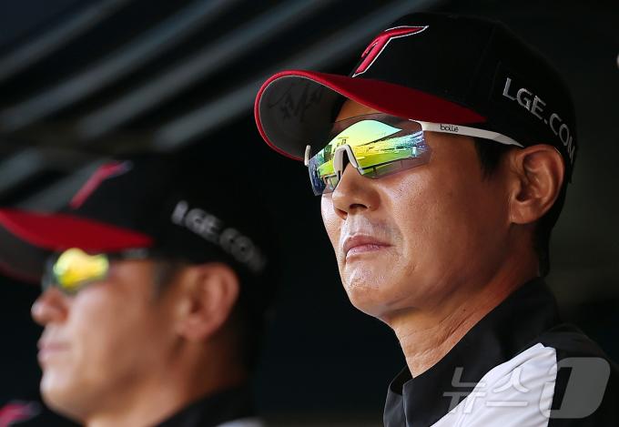 22일 오후 서울 송파구 잠실야구장에서 열린 프로야구 '2025 신한 SOL뱅크 KBO 리그' LG 트윈스와 두산 베어스의 경기, LG 염경엽 감독이 경기를 지켜보고 있다. 2025.6.22/뉴스1 ⓒ News1 김진환 기자