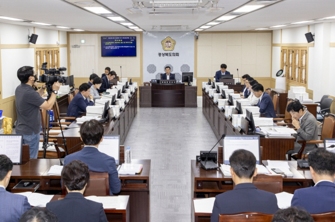 경북도의회 예산결산특별위 위원들이 20일 2024회계연도 결산 및 예비비 지출 승인 심사를 하고 있다/사진제공=경북도의회