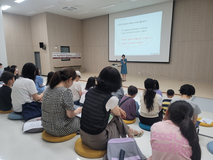‘저자와의 만남’ 첫 행사는 지난 21일 두류도서관에서 경북고등학교 김묘연 교사의 강연을 하고 있다/사진제공=대구시교육청