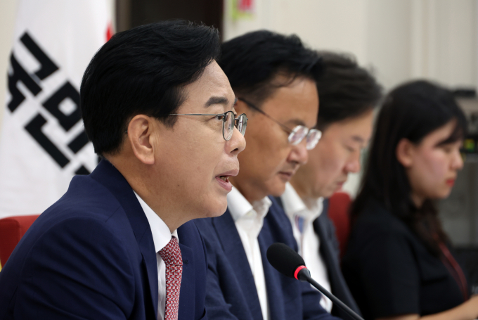 국민의힘이 23일 오전 미국의 이란 핵시설 타격으로 인한 국내 경제-안보 영향을 점검하기 위한 비공개 긴급회의를 진행한다.사진은 지난 22일 송언석 국민의힘 원내대표가 서울 여의도 국회에서 이재명 대통령과 여야 지도부 오찬 관련 기자간담회를 하고 있는 모습. /사진=뉴시스
