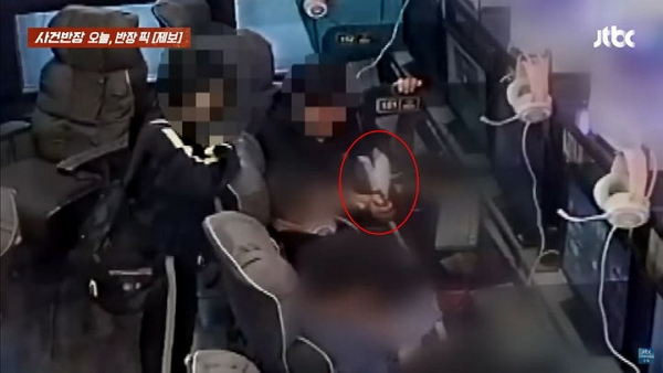 PC방에서 게임을 하던 초등학생이 중학생 남녀로부터 라이터 불로 위협받고 침까지 맞는 사건이 발생했다. 사진은 PC방에서 게임하던 초등학생을 괴롭히는 중학생들의 모습. /사진=JTBC '사건반장' 캡처