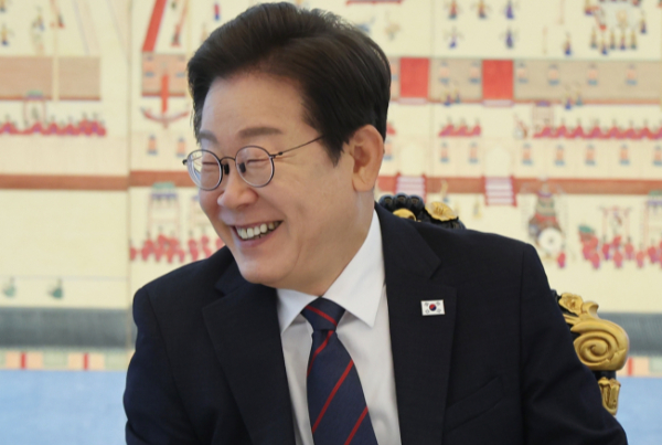 이재명 대통령의 취임 둘째주 국정수행 긍정 평가가 59.3%로 집계됐다. 사진은 이재명 대통령이 지난 22일 한남동 관저에서 열린 여야 지도부와 오찬에서 발언하며 미소짓고 있는 모습. /사진=뉴시스(대통령실통신사진기자단)