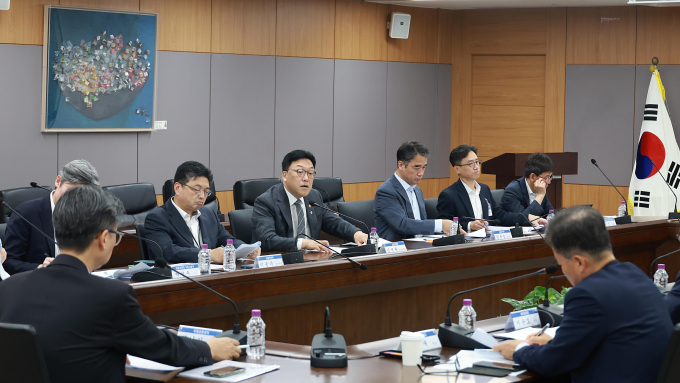 김병환 금융위원회 위원장이 23일 오전 서울 종로구 정부서울청사에서 금융감독원, 한국거래소 등 유관기관과 함께 개최한 '유관기관 증시상황 긴급 점검회의'에서 미국의 이란 군사개입에 대한 해외 시각과 국내 증시의 외국인·기관투자자 등 수급 상황을 긴급 점검하고 향후 대응방향을 논의했다./사진=금융위원회