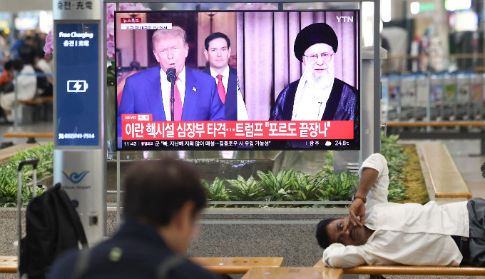 정부가 미국의 이란 공습 이후 상황에 대비하기 위해 합동 비상대응반을 23일 가동했다. 사진은 전날 인천국제공항 입국장에 설치된 TV에서 미국의 이란 핵시설 공습 관련 도널드 트럼프 대통령의 대국민 담화 뉴스가 방송되는 모습. /사진=뉴시스