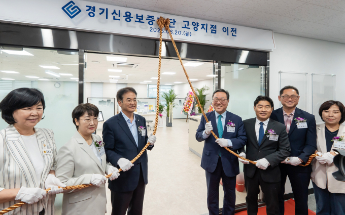시석중 경기신보 이사장(오른쪽으로부터 4번째)을 비롯해 이동환 고양특례시장(왼쪽서 3번째), 고은정 경기도의회 경제노동위원회 위원장, 김완규 경기도의회 보건복지위원회 의원, 김운남 고양특례시의회 의장, 공소자 고양특례시의회 기획행정위원장, 이해림 고양특례시의회 환경경제위원장 등 지역 주요 인사들이 지난 20일 경기신용보증재단 고양지점 이전 행사를 열고 있다. /사진제공=경기신보