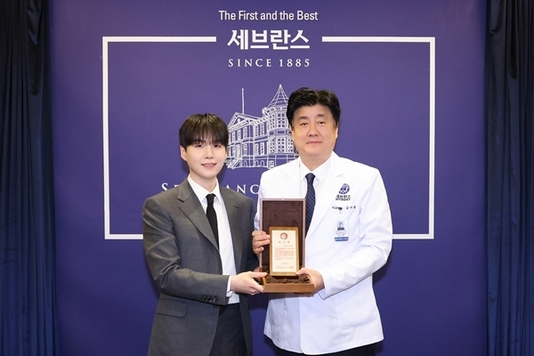 BTS 슈가가 세브란스병원에 50억원을 기부했다. 사진은 BTS 슈가와(왼쪽) 금기창 연세의료원장 모습. /사진=빅히트뮤직 제공